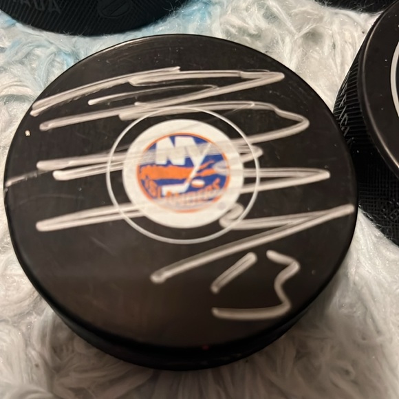 4 signed New York islander official pucks - Picture 2 of 5
